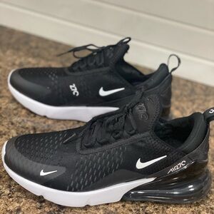 *BRAND NEW* Black Nike 270
